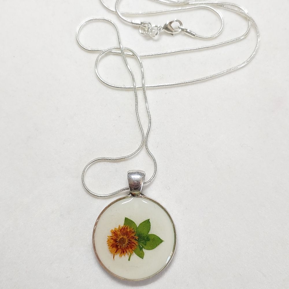 Necklace Round w/ Orange Dried Flower - Picture 3 of 3